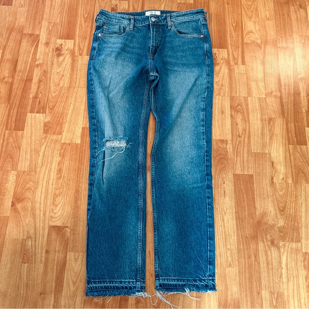 We The Free People Relaxed Boyfriend Jeans Blue Denim Raw Hem Size 31 Distressed